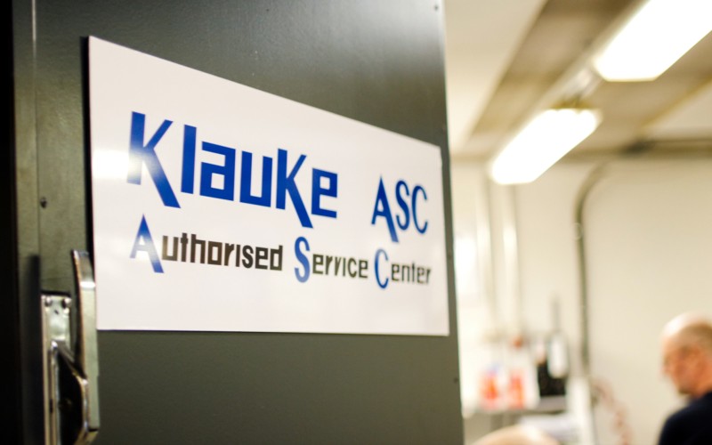 Lähikuva CableXin Valtuutetusta Klauke huollon ovesta. 