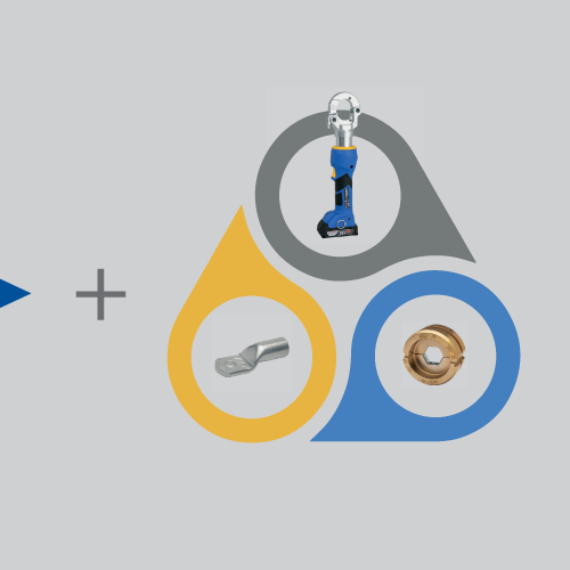 Elektrisõidukite laadimisjaam avatud juhtimiskilbiga – vaade kaabeldusele ja ühendustele tööstuskeskkonnas.
