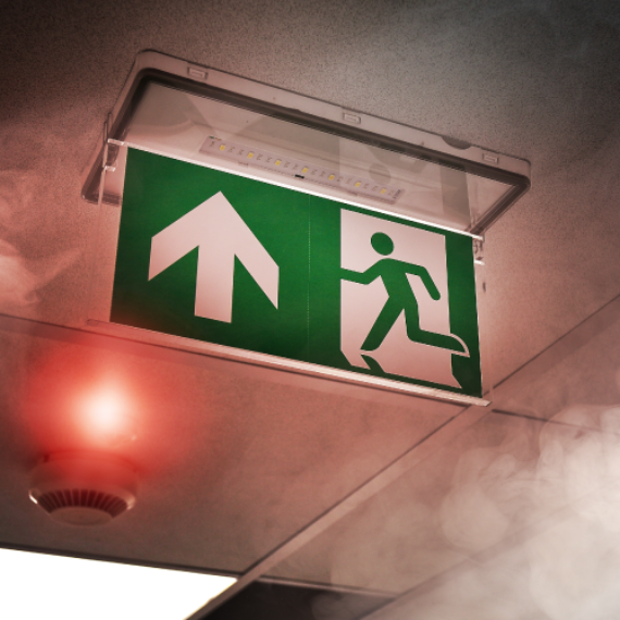 Sähköajoneuvojen latausasema avonaisella sähkökeskuksella – näkymä kaapeloinnista ja liitännöistä teollisuusympäristössä.